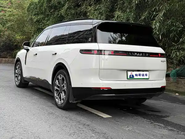 Lynk & Co 900 2025