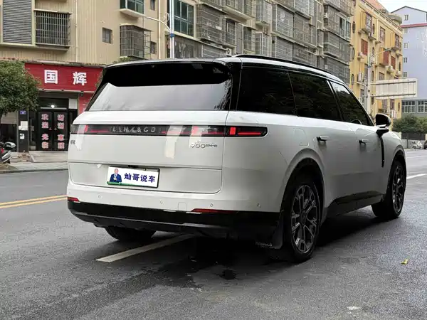 Lynk & Co 900 2025