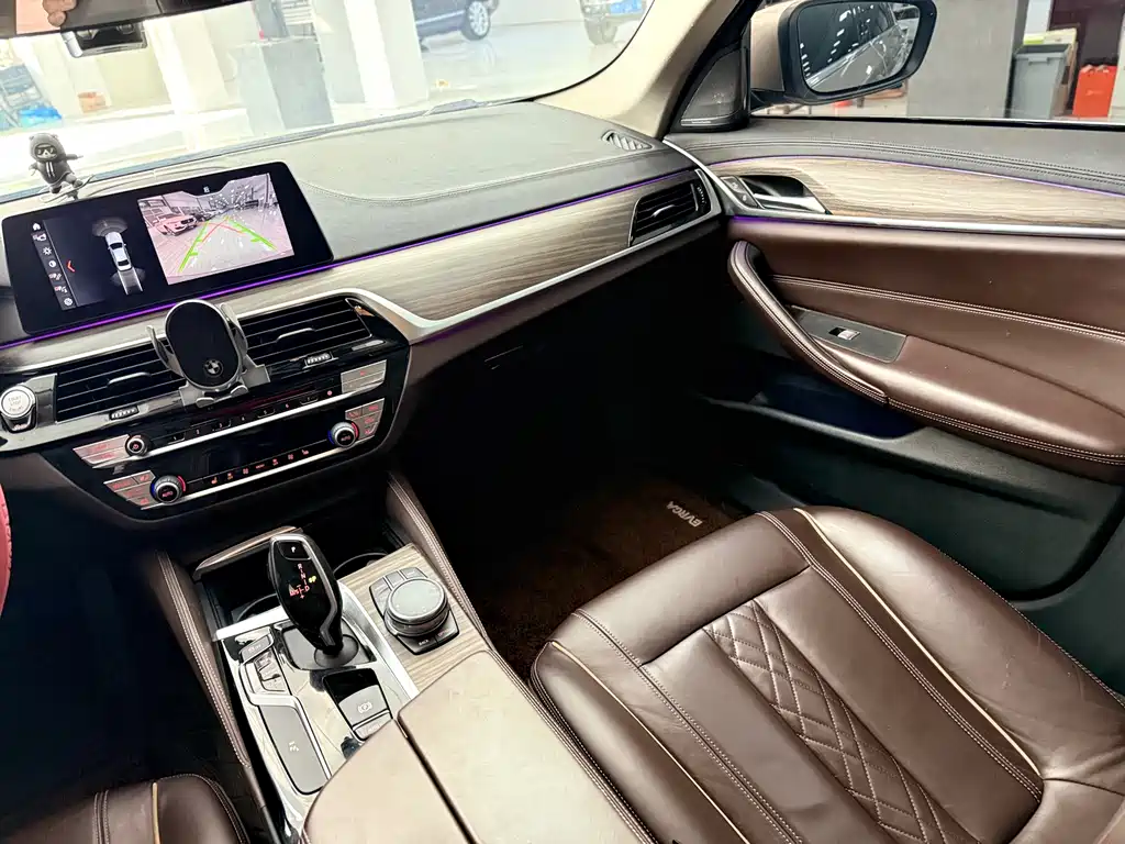 BMW 5 Series 2018 — фото 15