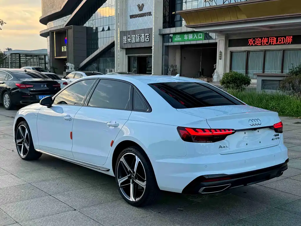 Audi A4L 2025 — фото 27