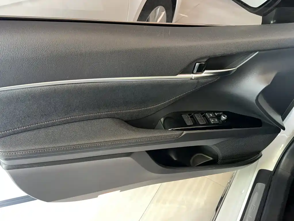 Toyota Camry 2023 — фото 18