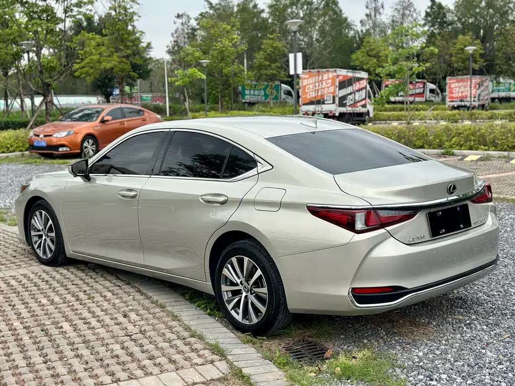 Lexus ES 2019 — фото 7