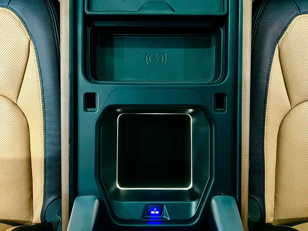 Land Rover Defender 2024 — фото 18