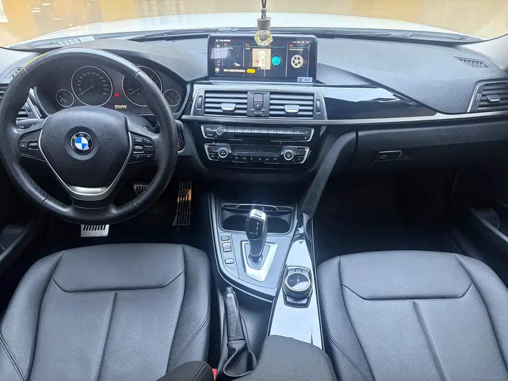 BMW 3 Series 2017 — фото 10