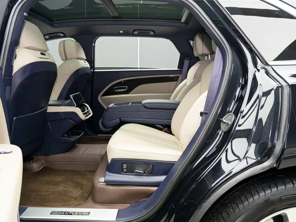 Bentley Bentayga 2024 — фото 10
