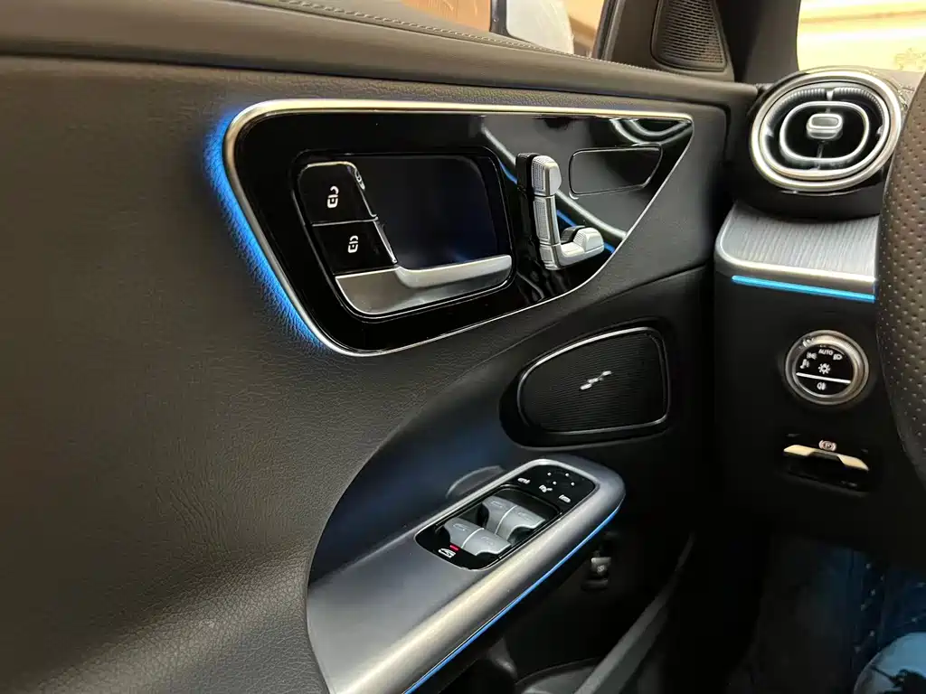 Mercedes-Benz C-Class 2023 — фото 8