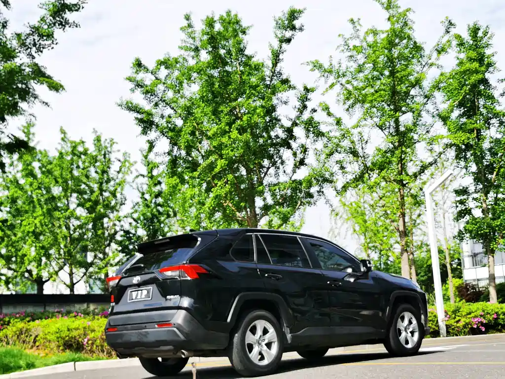 Toyota RAV4 2023 — фото 6