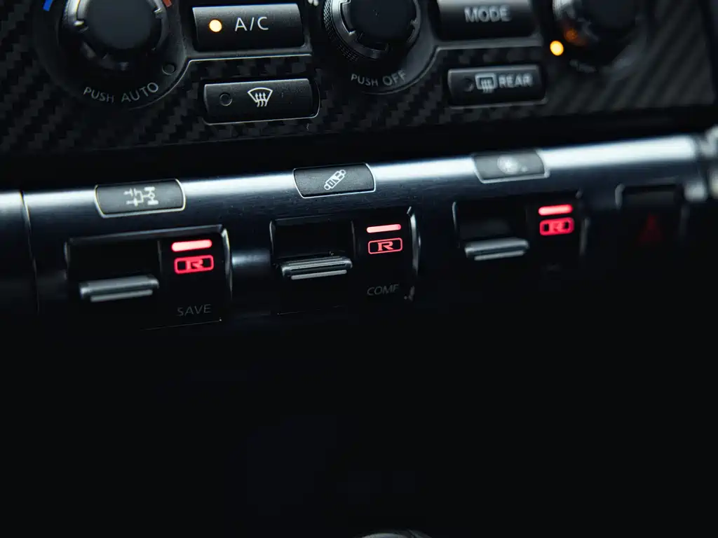 Nissan GT-R 2011 — фото 21