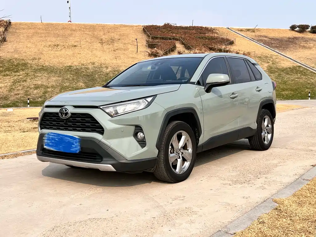 Toyota RAV4 2021 — фото 1