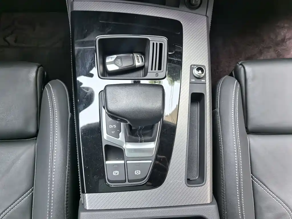 Audi Q5L 2023 — фото 30