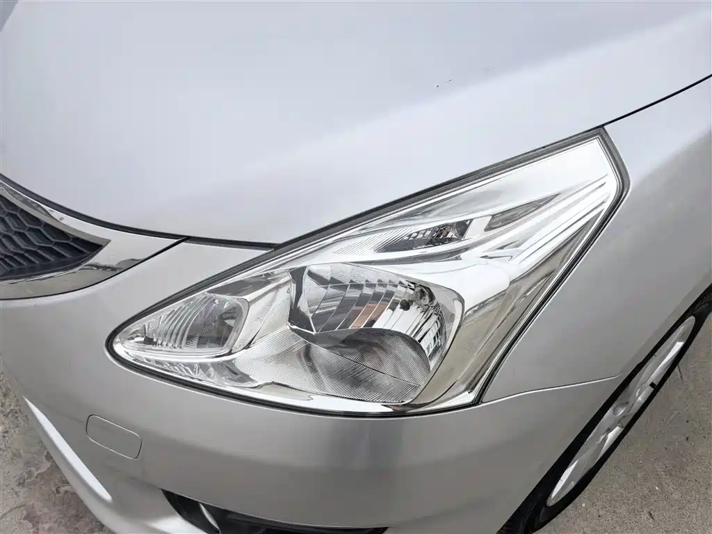 Nissan Tiida 2013 — фото 13