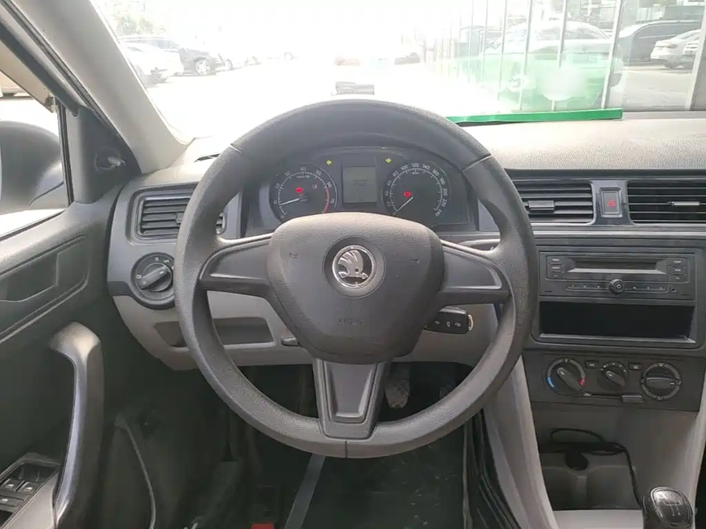 Skoda Rapid 2015 — фото 11