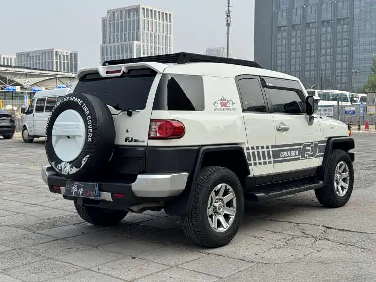 Toyota FJ Cruiser 2024 — фото 2
