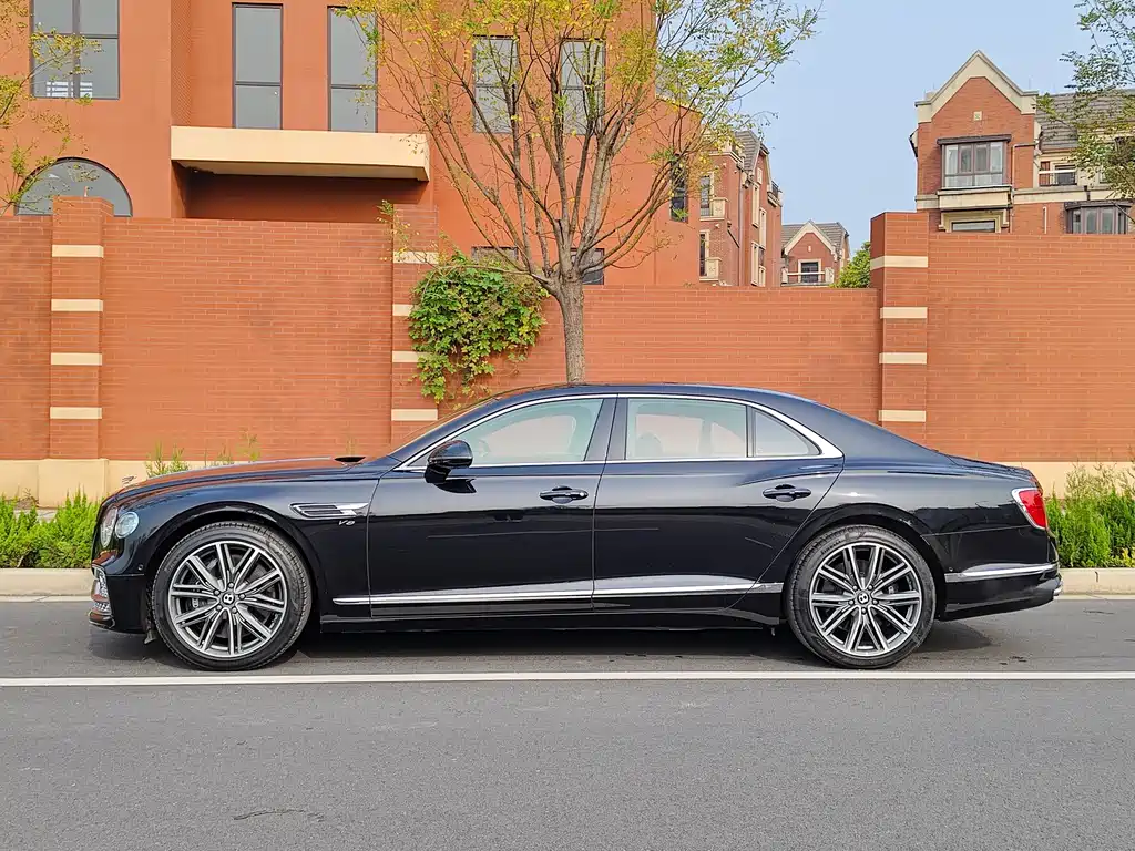 Bentley Flying Spur 2024 — фото 18