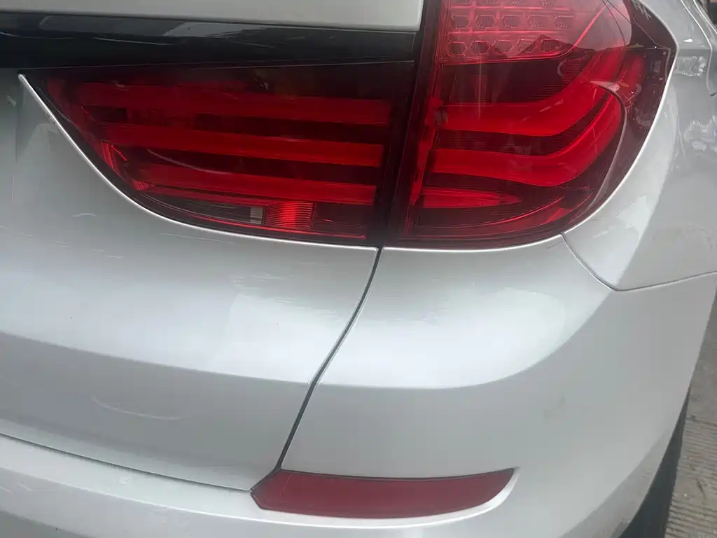 BMW 5 Series GT 2011 — фото 10