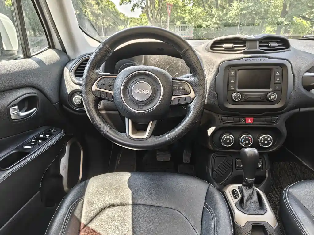 Jeep Renegade 2017 — фото 11