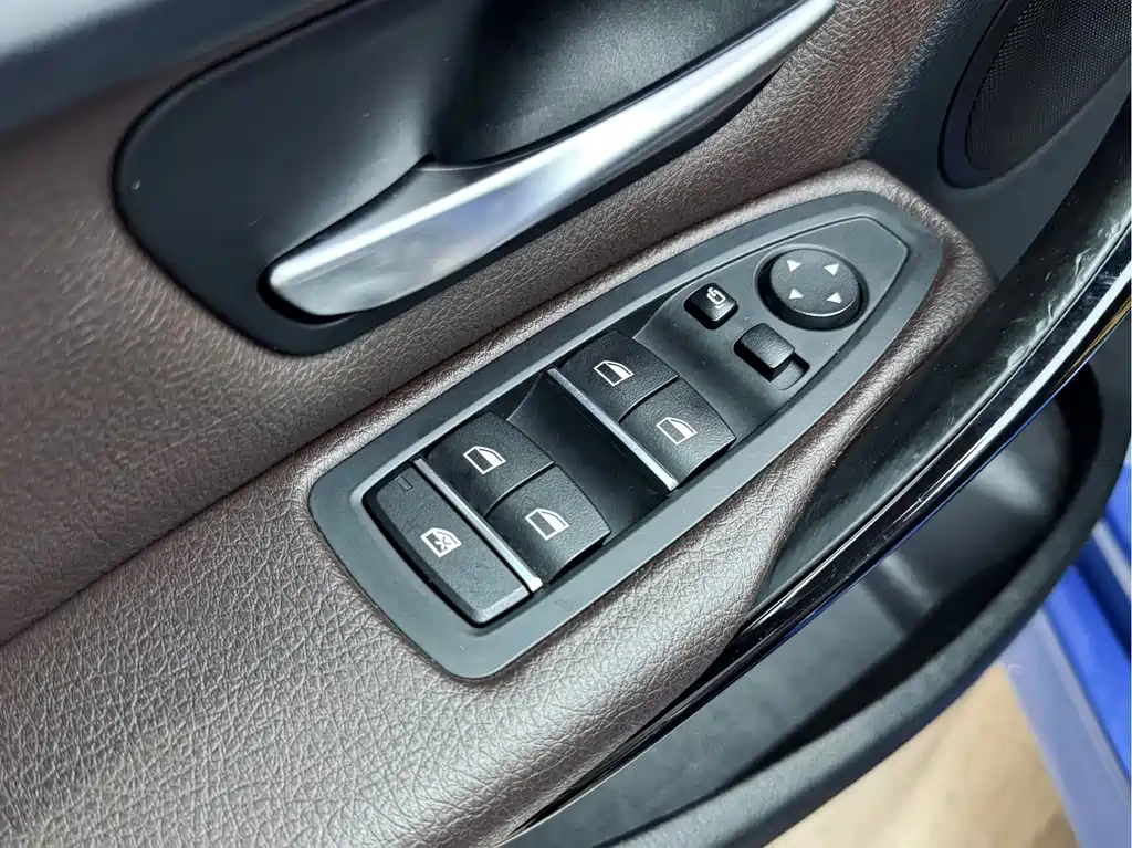 BMW 3 Series 2019 — фото 10