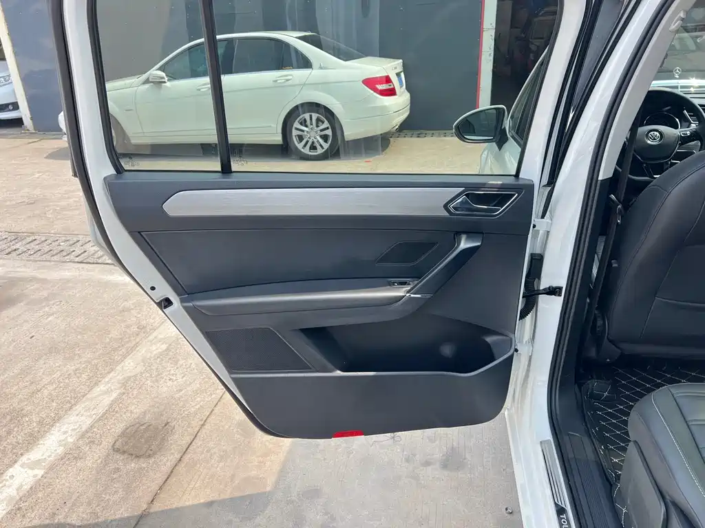 Volkswagen Touran 2017 — фото 11