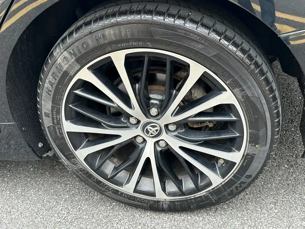 Toyota Camry 2019 — фото 16