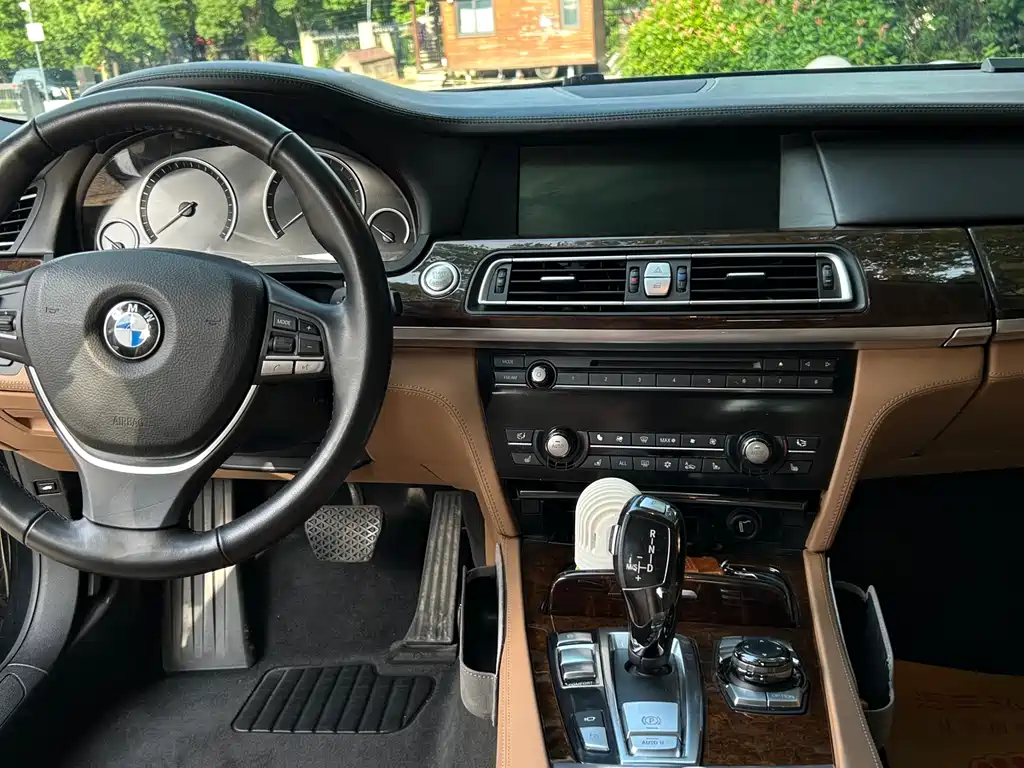 BMW 7 Series 2011 — фото 16