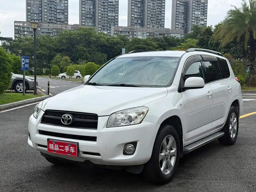 Toyota RAV4 2010 — фото 1