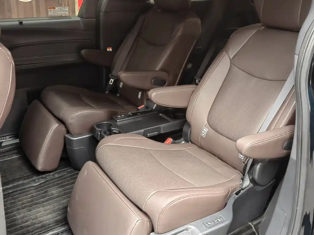 Toyota Granvia 2023 — фото 10
