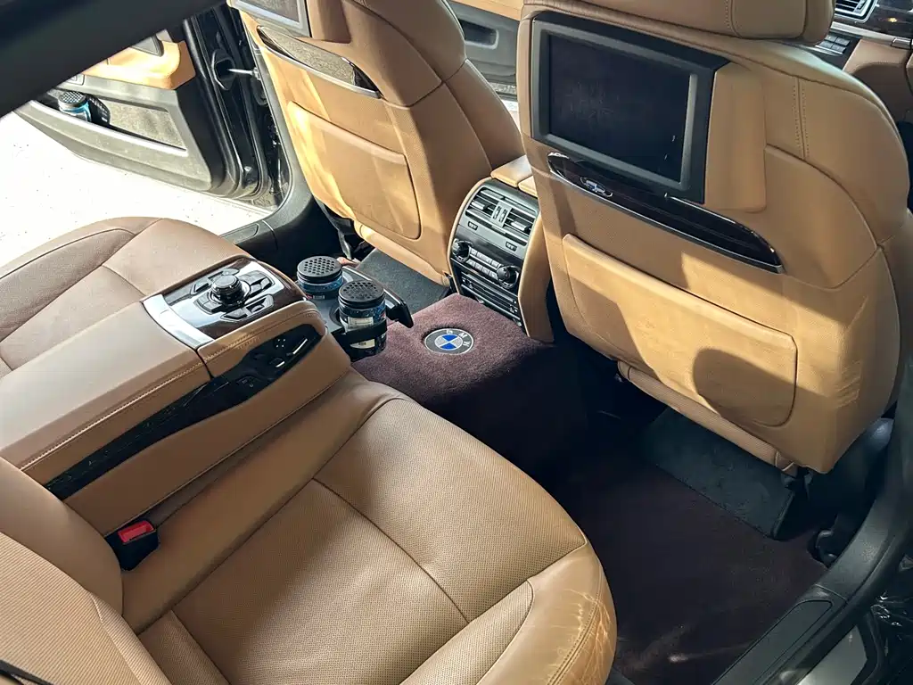 BMW 7 Series 2011 — фото 12