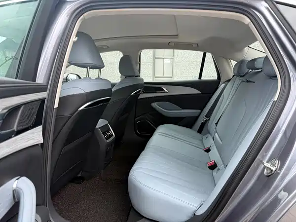 Hongqi H5 PHEV 2025