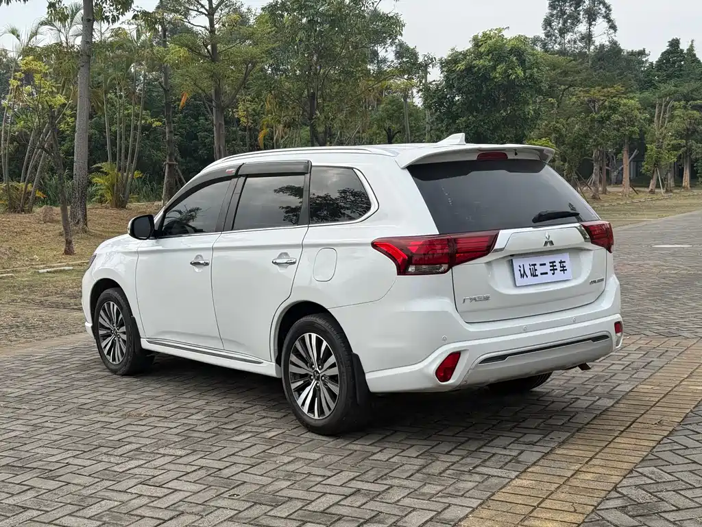 Mitsubishi Outlander 2021 — фото 16