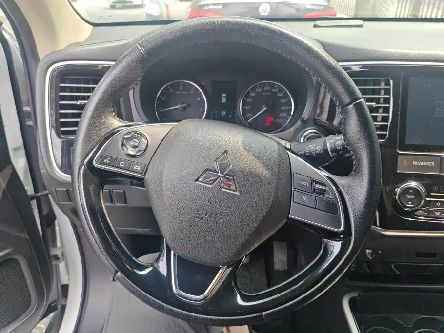 Mitsubishi Outlander 2021 — фото 15