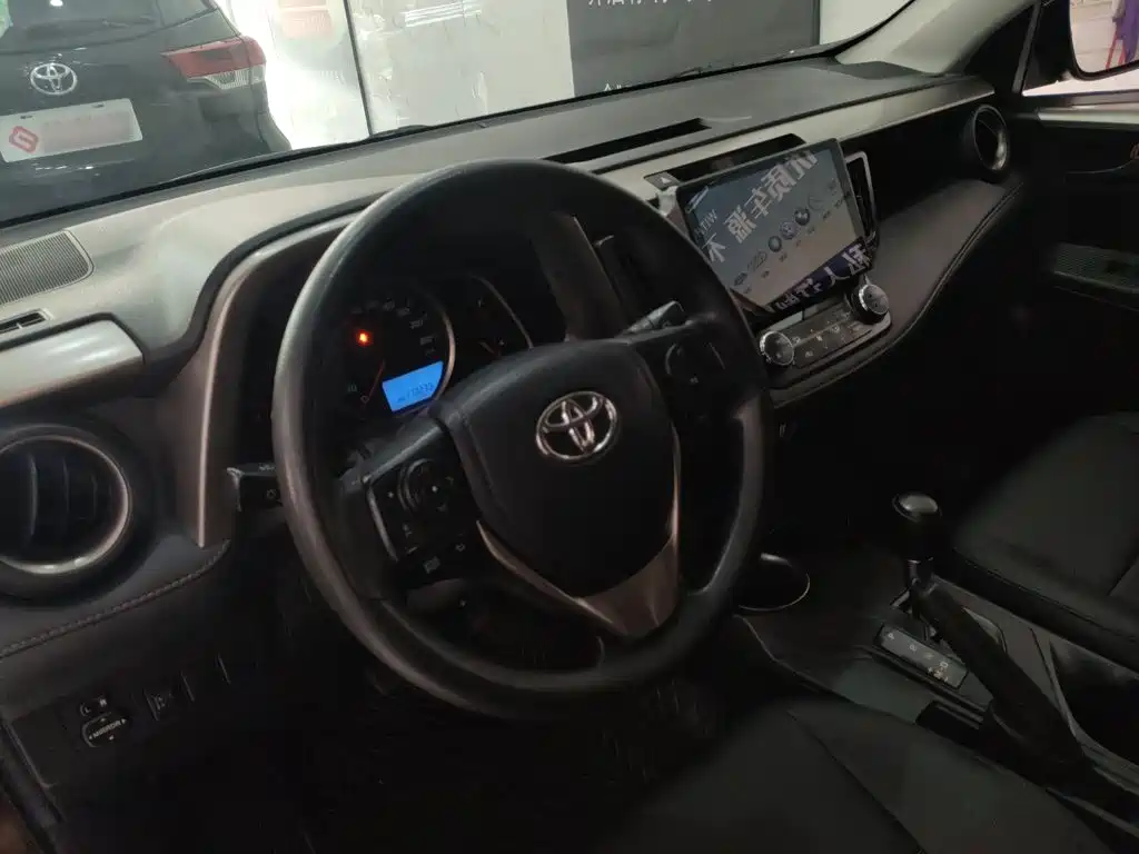 Toyota RAV4 2016 — фото 10