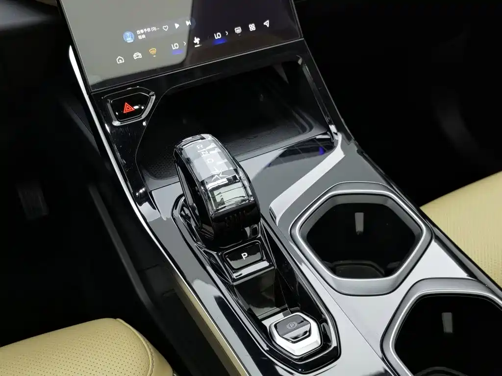 Geely Boyue L 2024 — фото 13