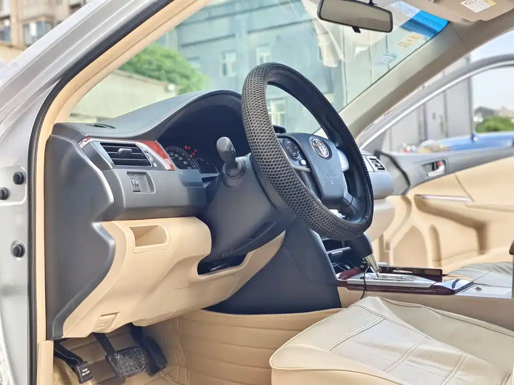 Toyota Camry 2013 — фото 10