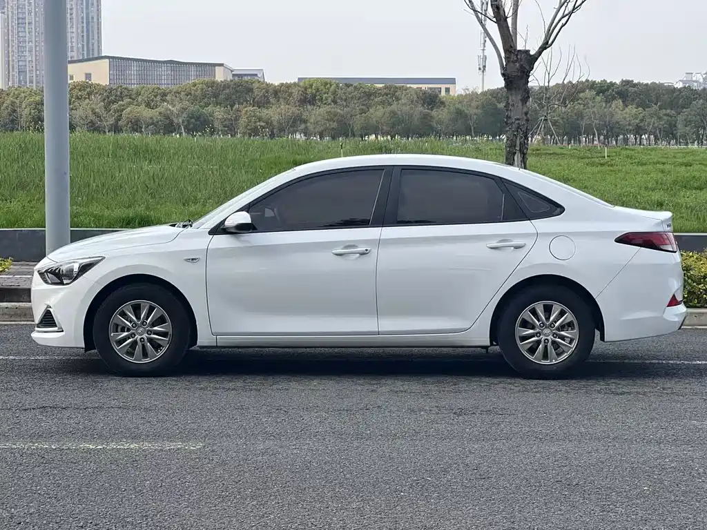 Hyundai Elantra 2022 — фото 3