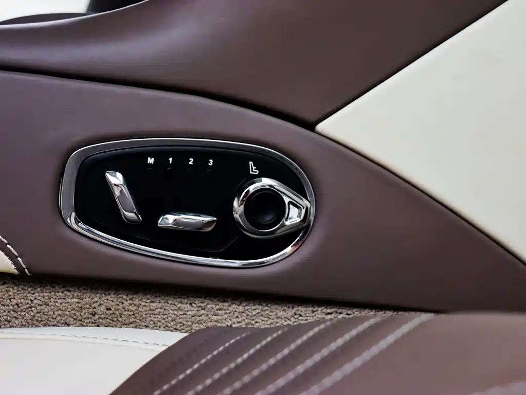 Aston Martin DB11 2018 — фото 10