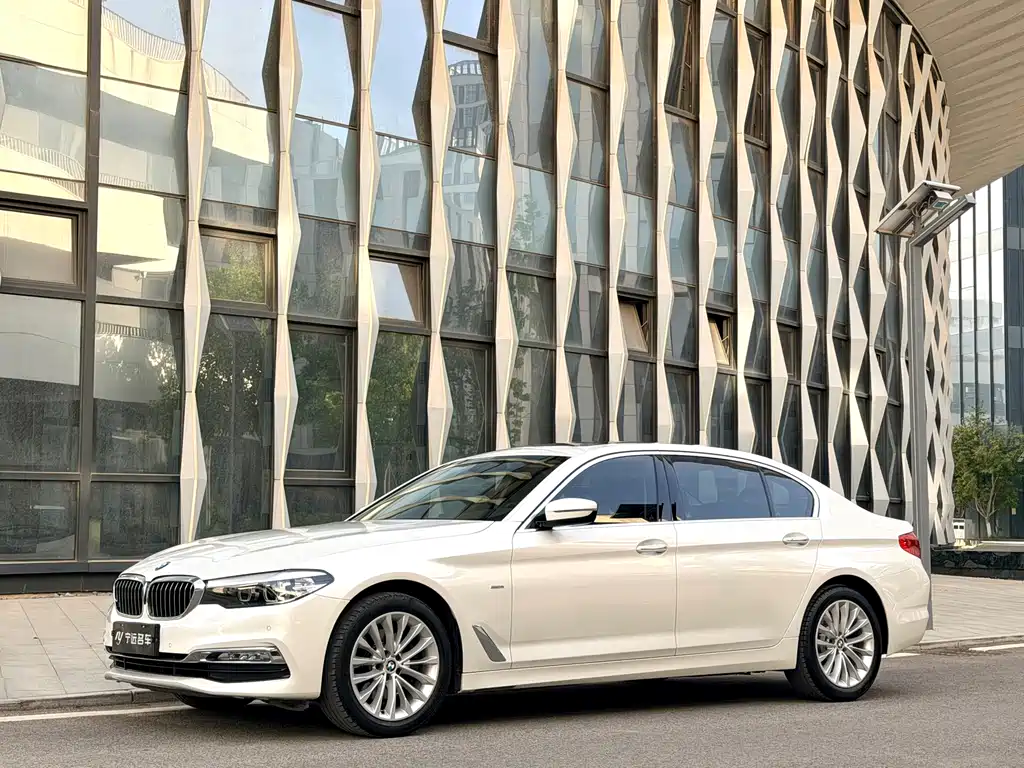 BMW 5 Series 2018 — фото 1