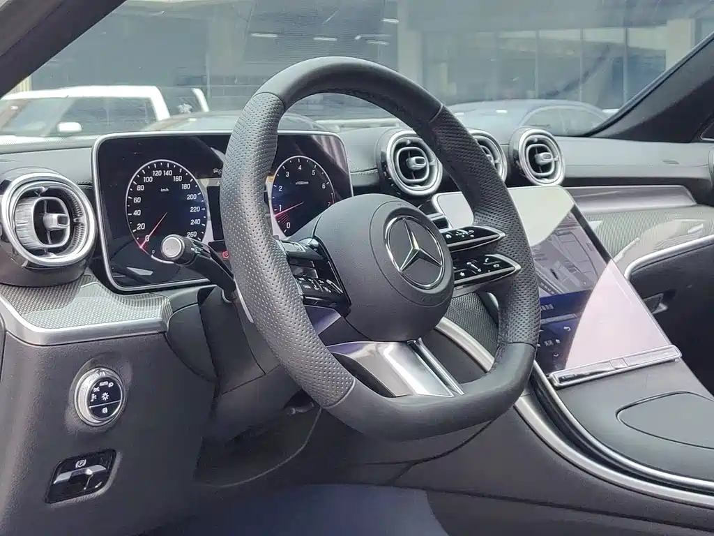 Mercedes-Benz C-Class 2024 — фото 12