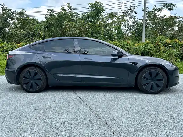 Tesla Model 3 2024