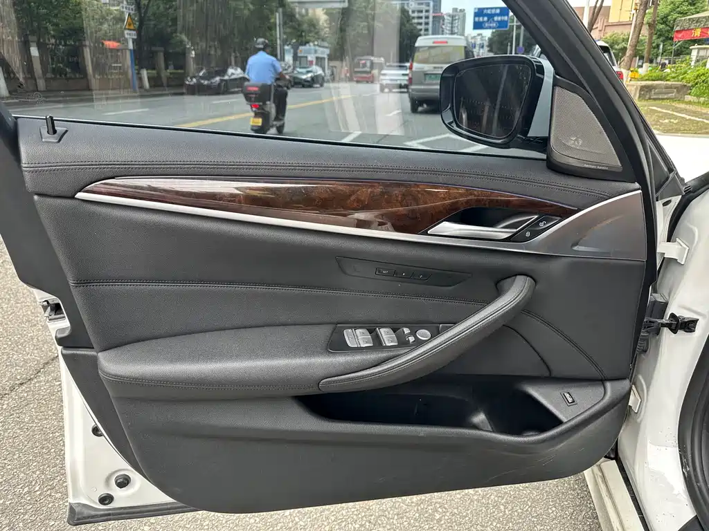 BMW 5 Series 2018 — фото 16
