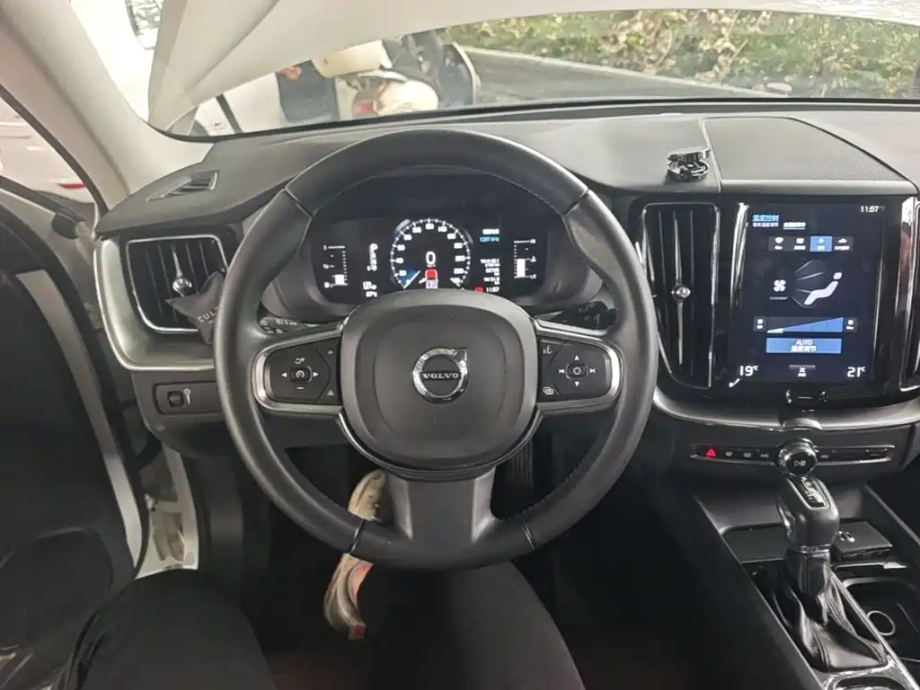 Volvo XC60 2019 — фото 11