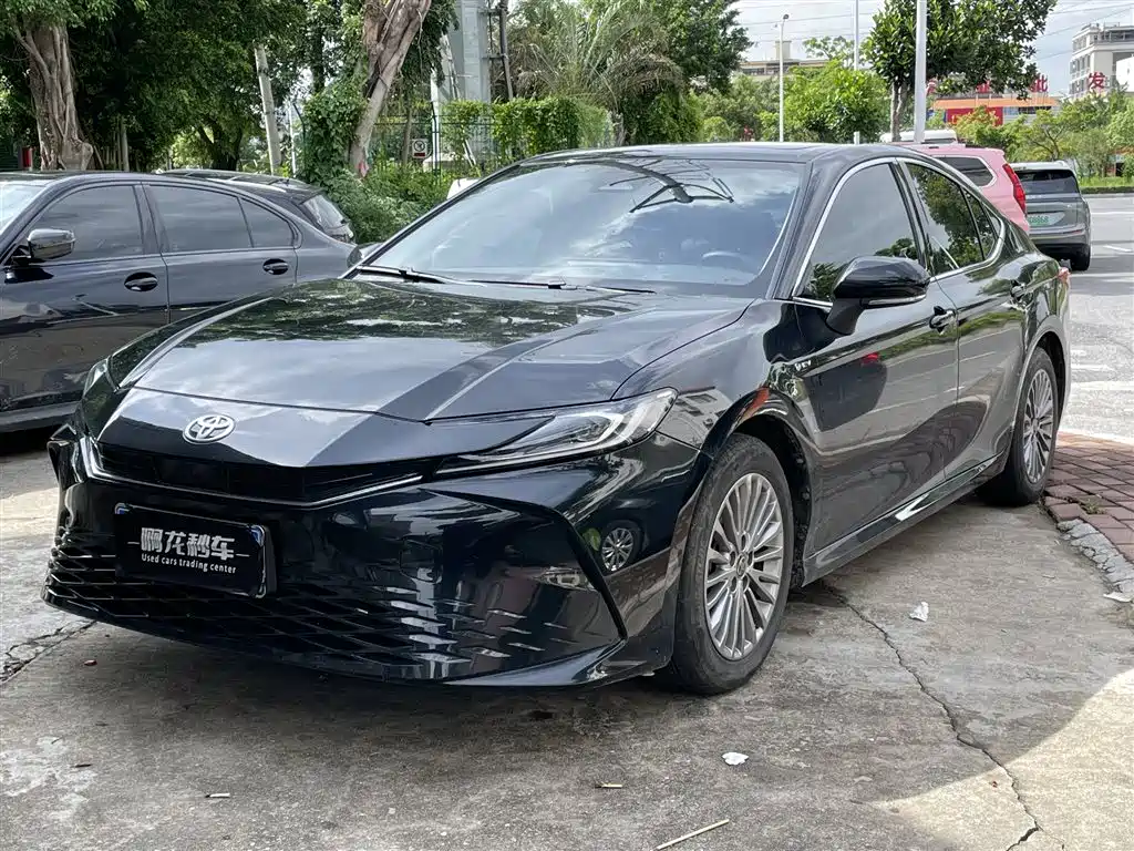 Toyota Camry 2025 — фото 1