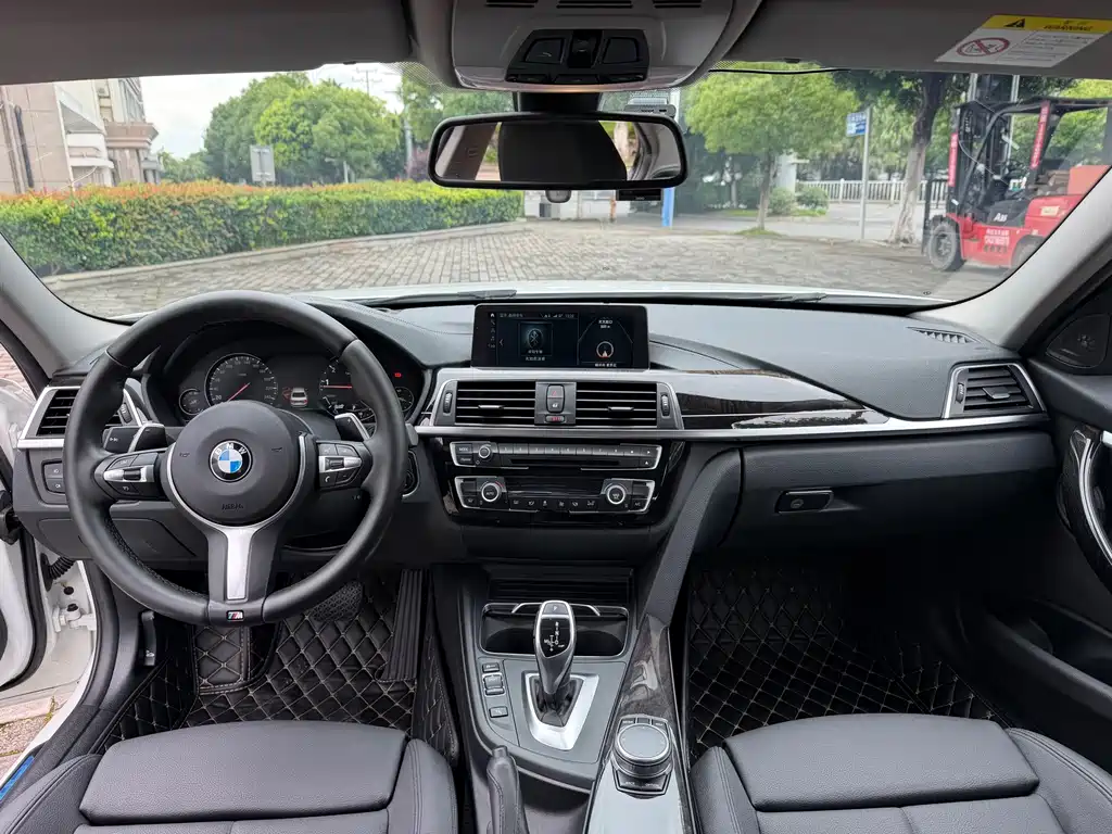 BMW 3 Series 2018 — фото 12