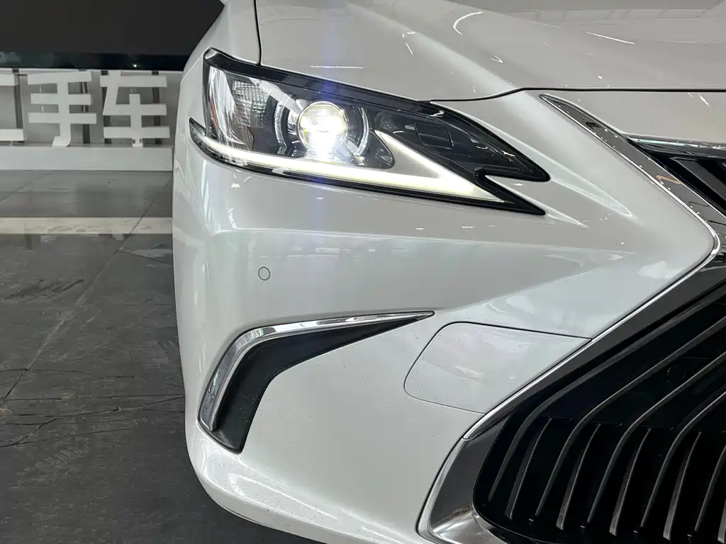 Lexus ES 2021 — фото 13