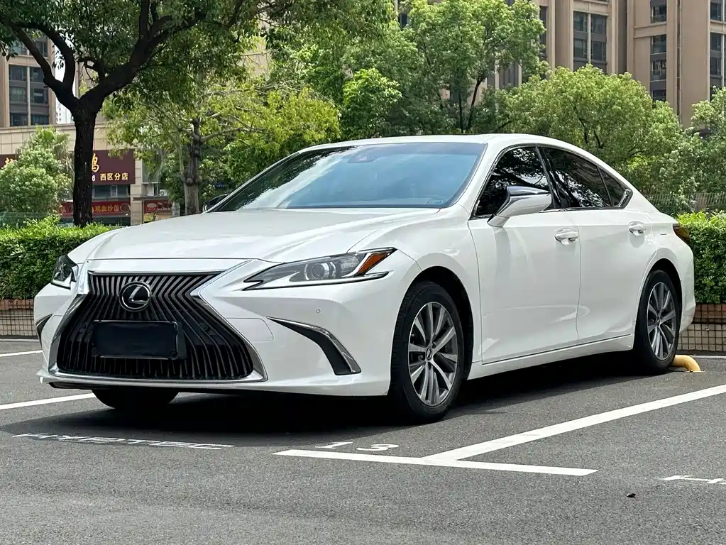 Lexus ES 2020