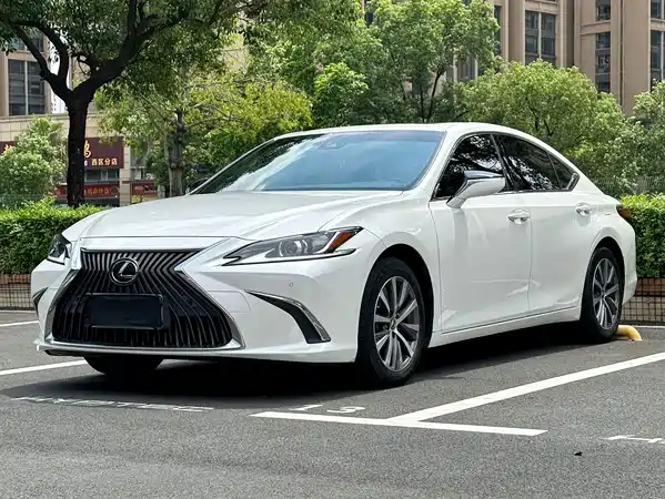 Lexus ES 2020