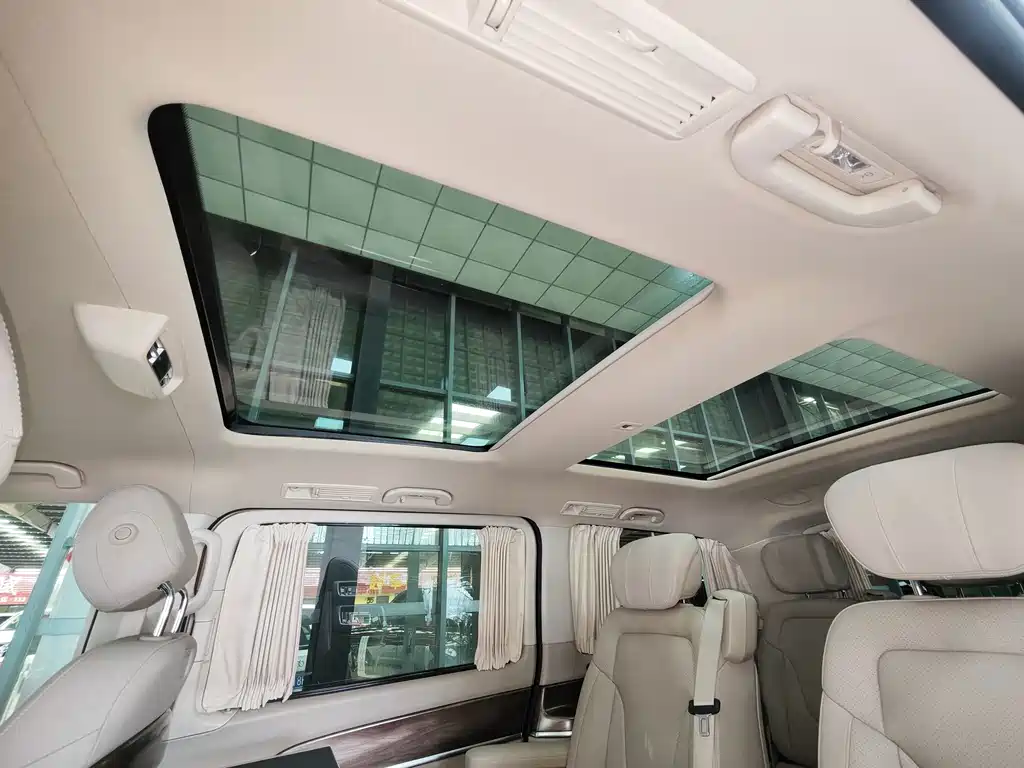 Mercedes-Benz V-Class 2023 — фото 32