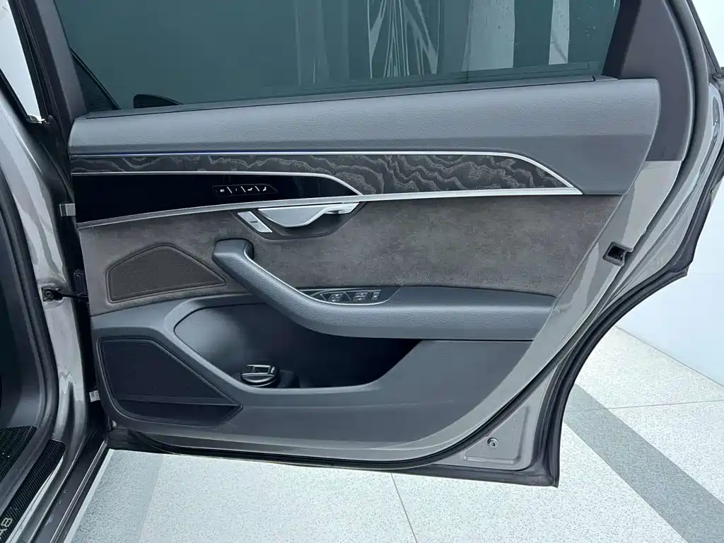 Audi A8 2021 — фото 17