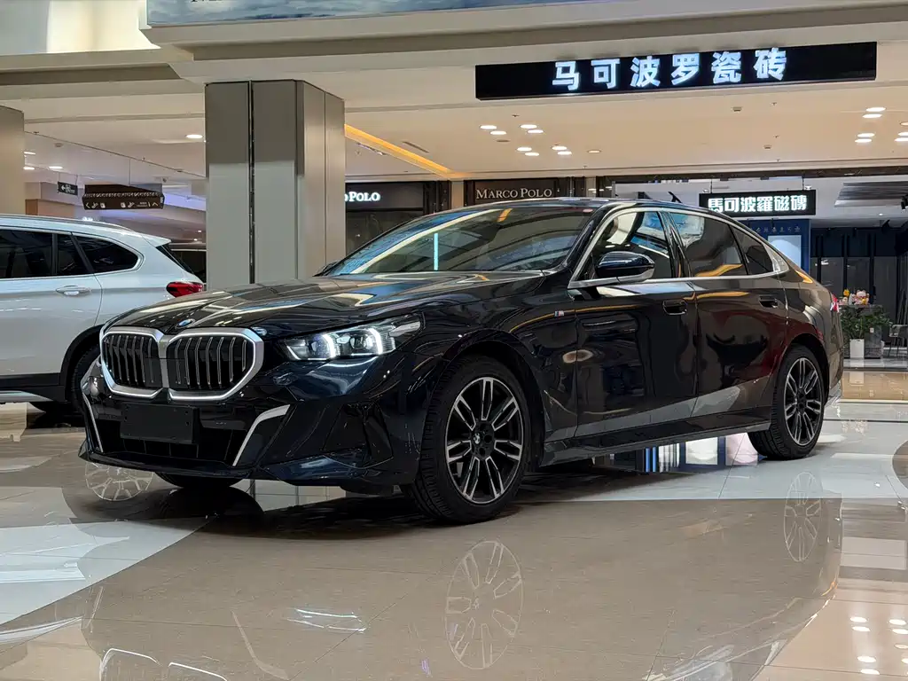 BMW 5 Series 2025 — фото 1