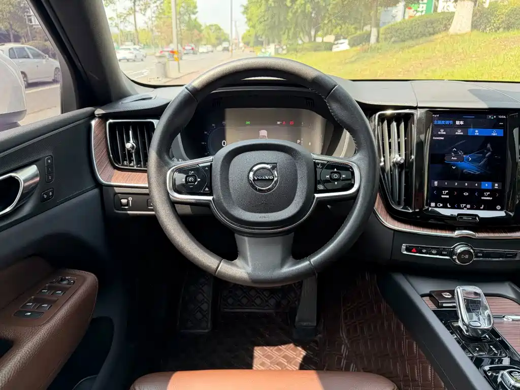 Volvo XC60 2022 — фото 14