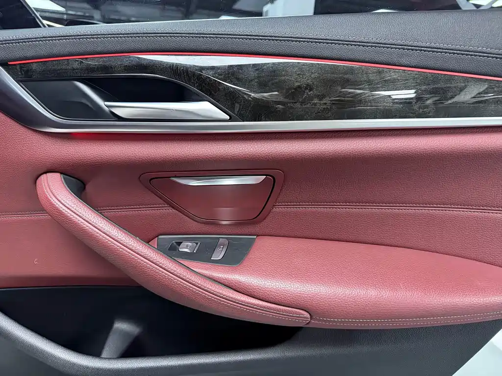 BMW 5 Series 2019 — фото 14
